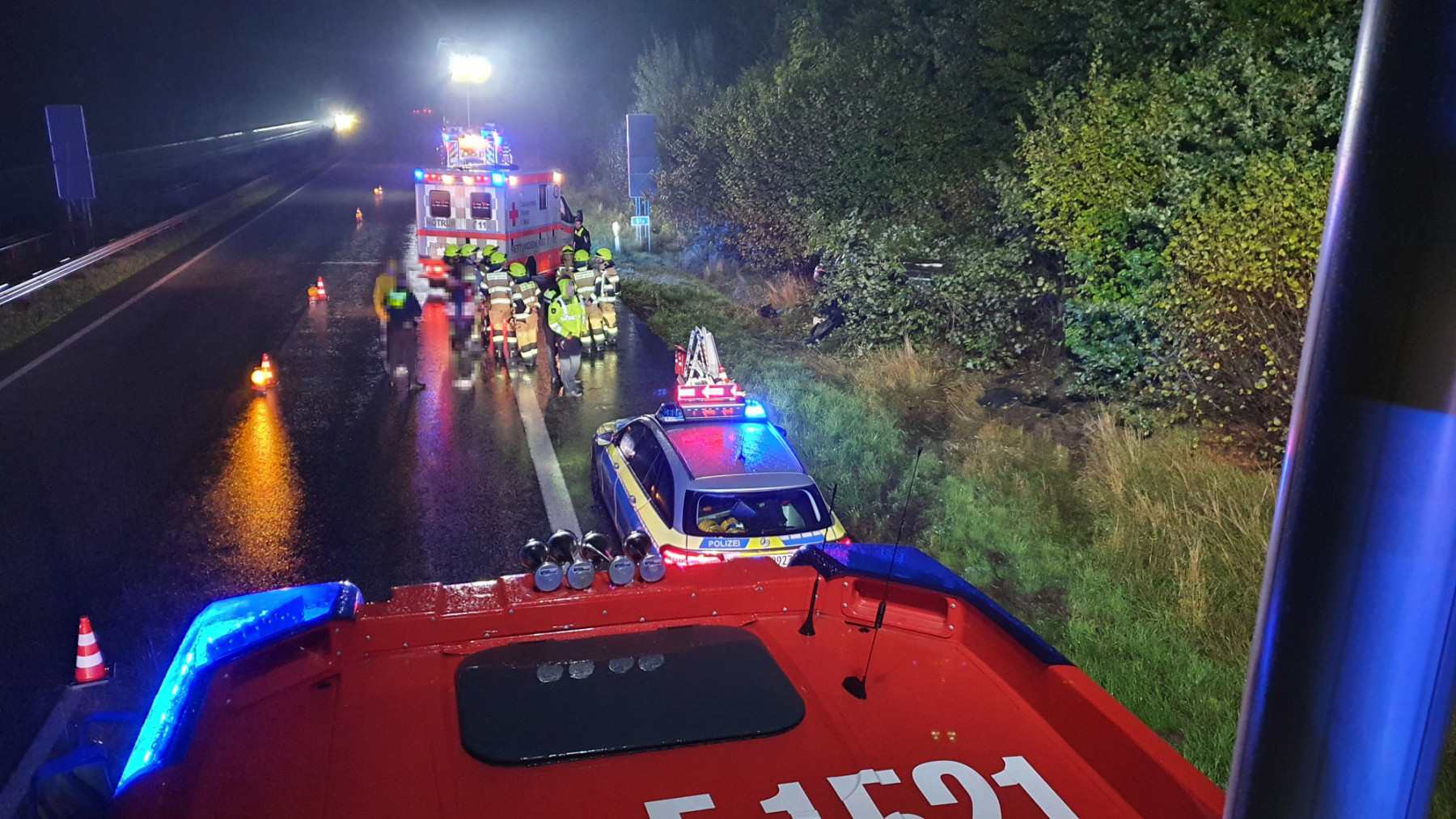 Schwerer Verkehrsunfall in der Nacht auf der Autobahn | Freiwillige ...